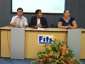 Jornalistas Maikel Marques e Cláudia Galvão (no centro, o estudante e mediador Anthony Santos) 